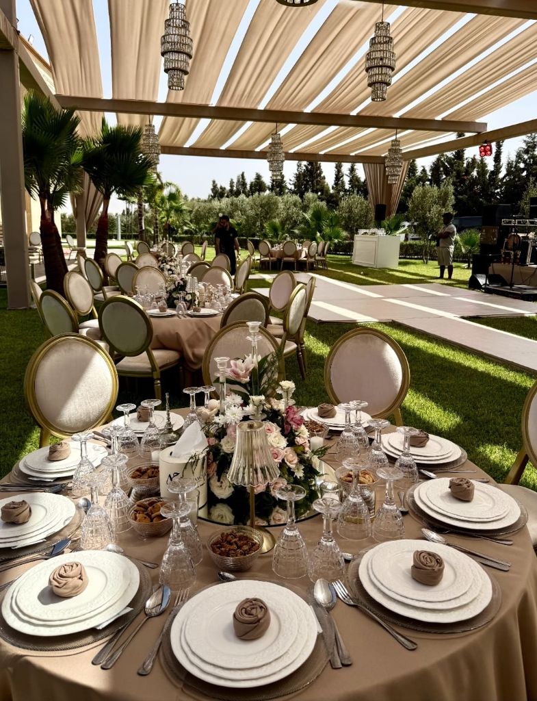 Table d'honneur richement décorée avec centre floral