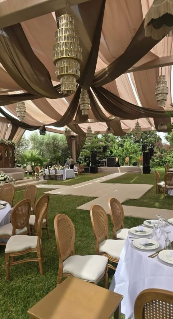 Réception intime sous pergola drapée