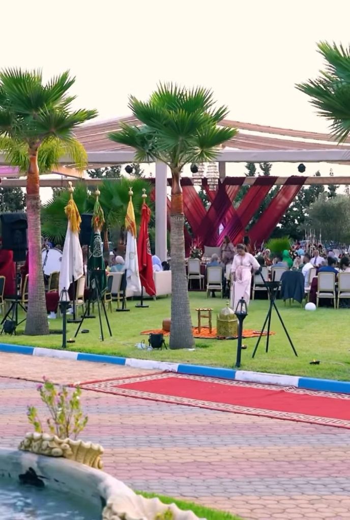 Célébration traditionnelle marocaine en plein air